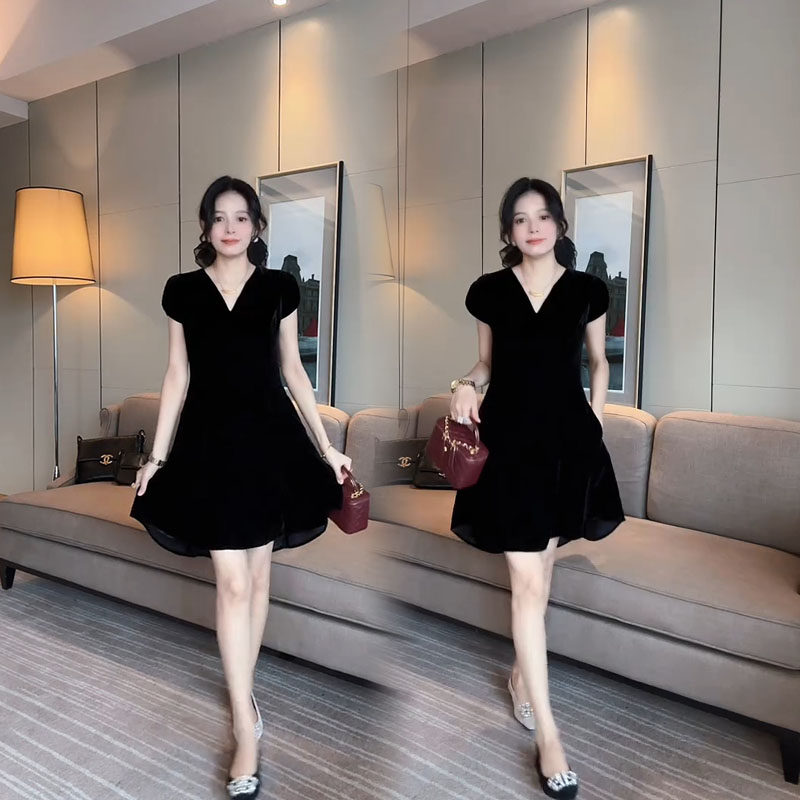 韩系气质优雅公主范连衣裙2025夏季新款V领花瓣袖收腰显瘦丝绒裙
