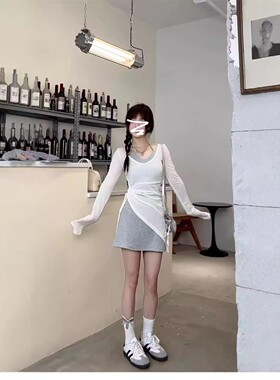 灰色挂脖吊带连衣裙子女夏季2025新款早秋小个子a字包臀短裙套装
