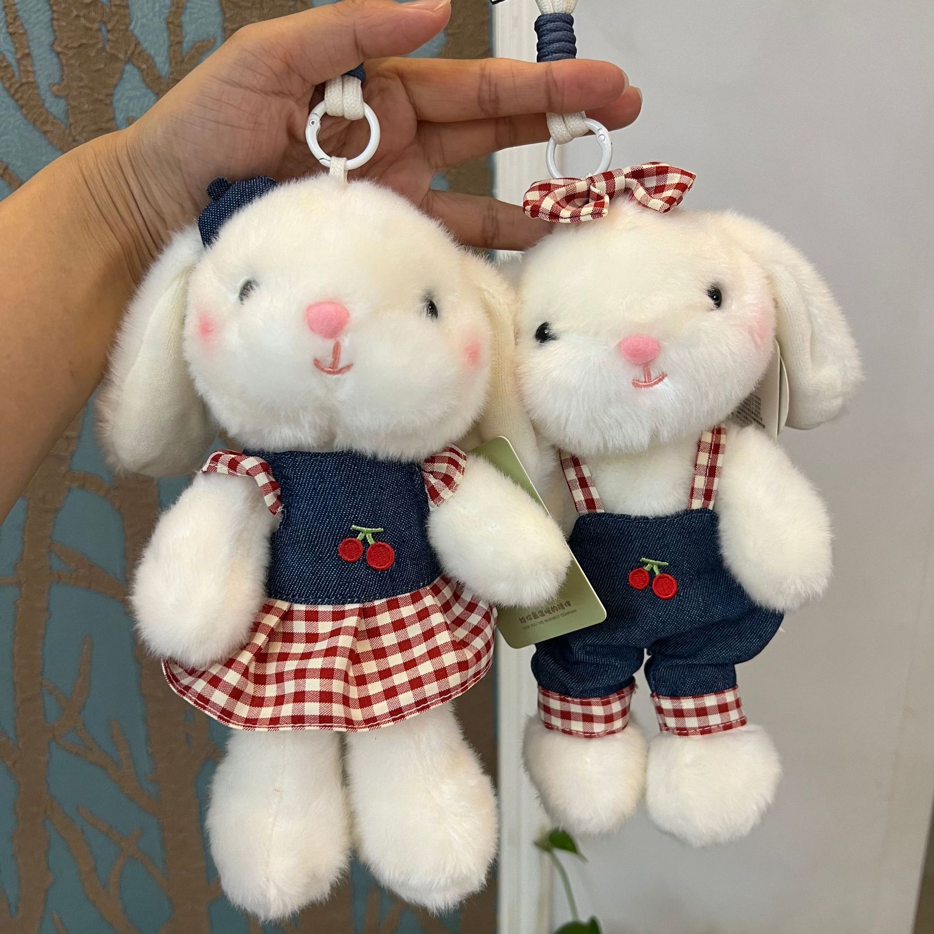 毛绒玩具可爱樱桃小兔子牛仔格子裙公仔玩具包包挂饰玩偶钥匙扣挂