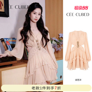 杨超越徐艺洋同款CEE CUBED绉纱雪纺花朵钻饰露腰深V连衣裙女2025
