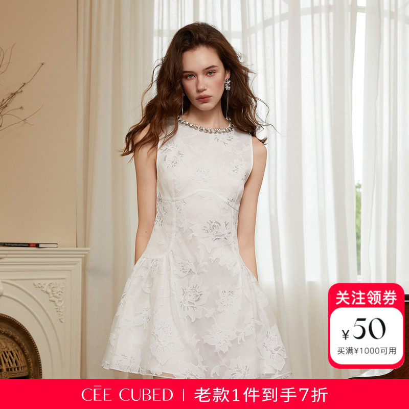 CEE CUBED白色剪花圆领钻饰装饰烫银无袖修身连衣裙礼服2026新款 - 实物图