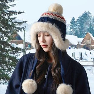 女生冬季东北哈尔滨新疆禾木雪地出片北疆雪景氛围感穿搭防寒帽子