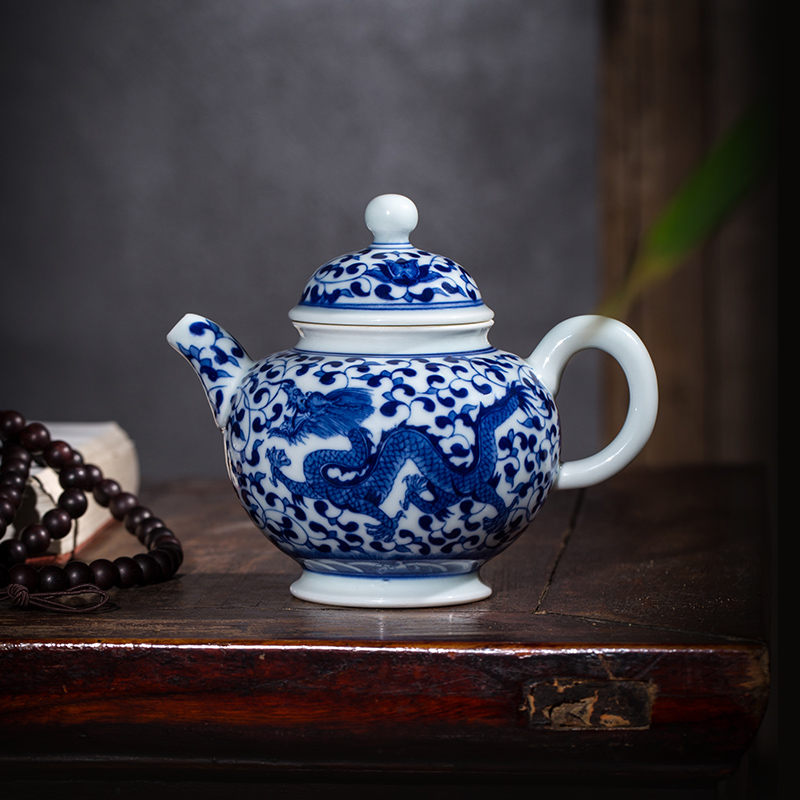 枭窑手工手绘龙凤缀球壶青花