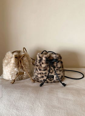 南风Chio2nd 丝绒晚宴水桶包包女秋冬洋气豹纹毛绒包单肩斜挎小包