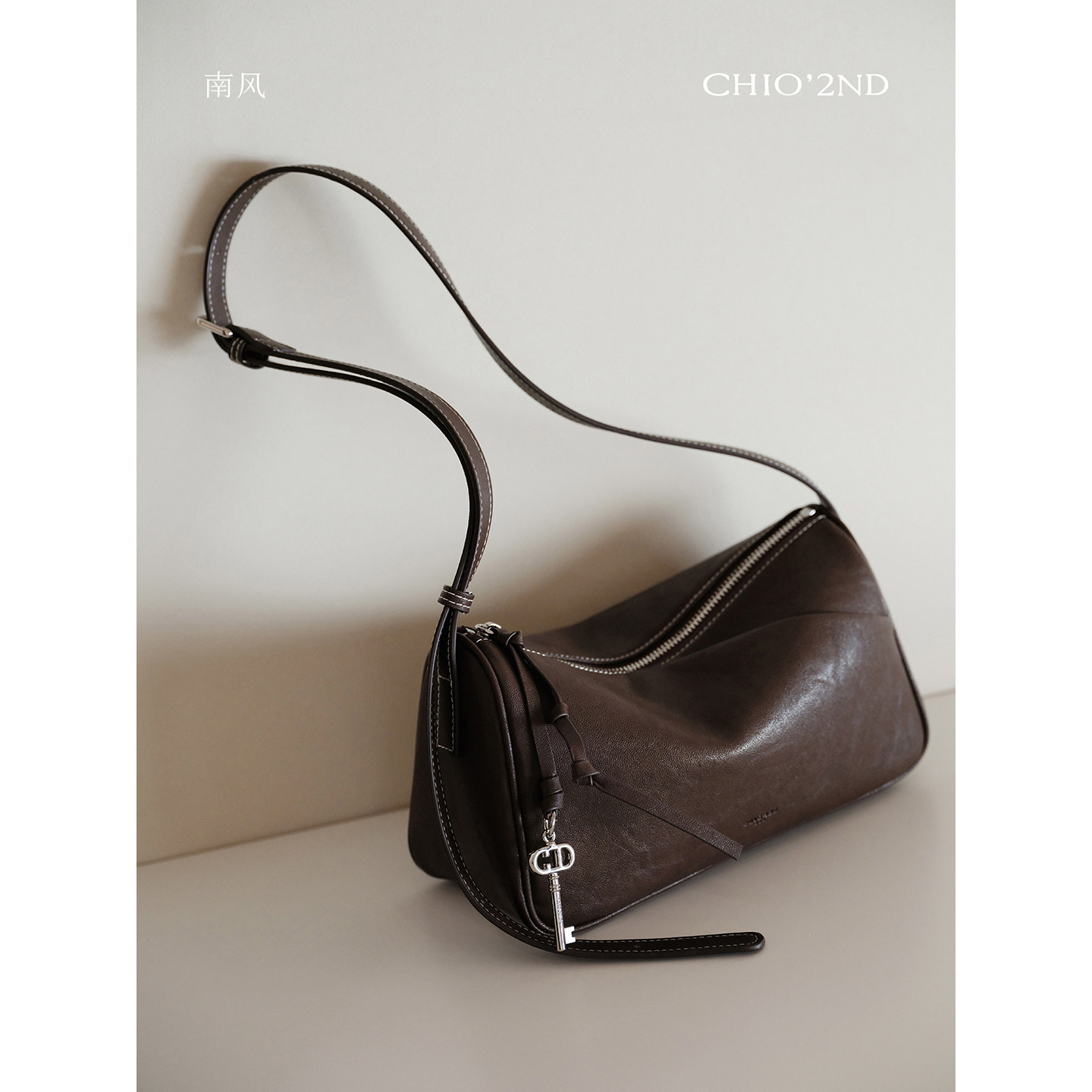 南风Chio2nd 幸福之门超纤小方包极简复古棕皮法棍包包女单肩斜挎