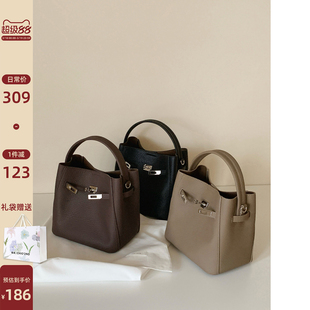 南风Chio2nd 戴妃暖咖水桶包包女2026新款高级通勤手提单肩斜挎包