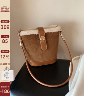 南风Chio2nd 真羊毛暖手栗棕水桶包包女秋冬麂皮毛绒包单肩斜挎包