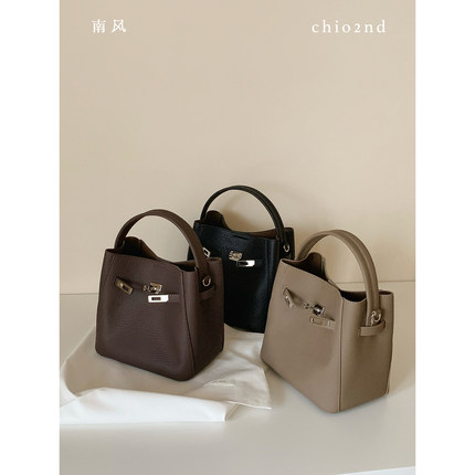 南风Chio2nd 戴妃暖咖水桶包包女2026新款高级通勤手提单肩斜挎包