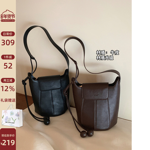南风Chio2nd 牛皮摩登暖冬水桶包包女复古时尚手机包真皮斜挎小包