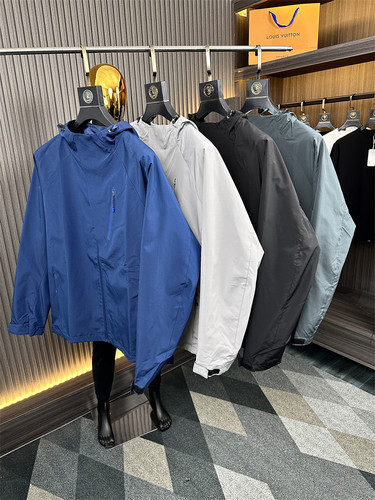 柜子500+！品质高~轻盈！冲锋衣