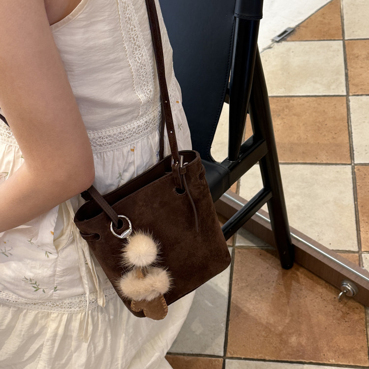 头层牛皮水桶包女2025新款