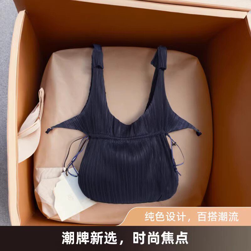 女士褶皱大容量抽绳水桶包