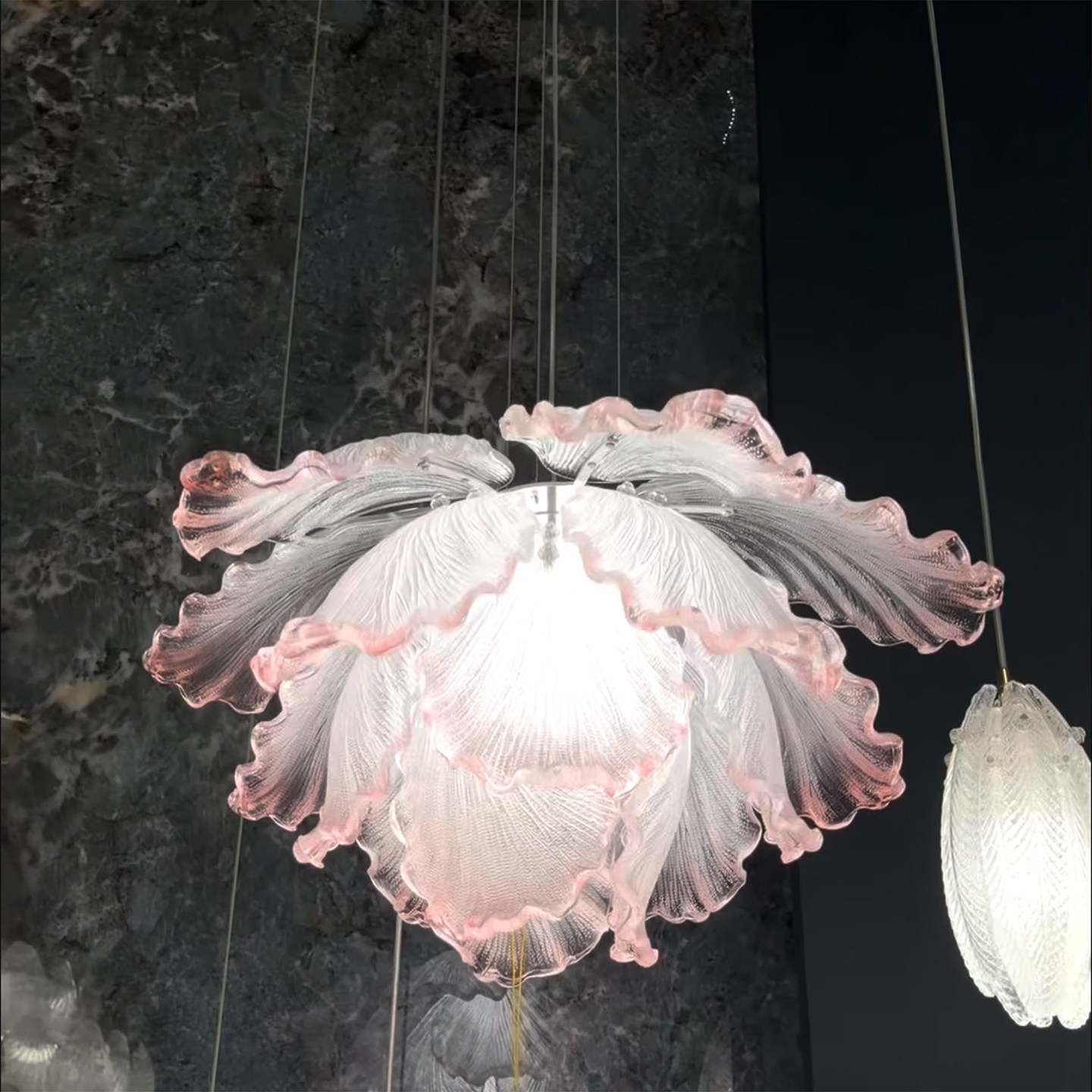 现代艺术玻璃吊灯客厅餐厅花瓣造型粉色白色创意灯具