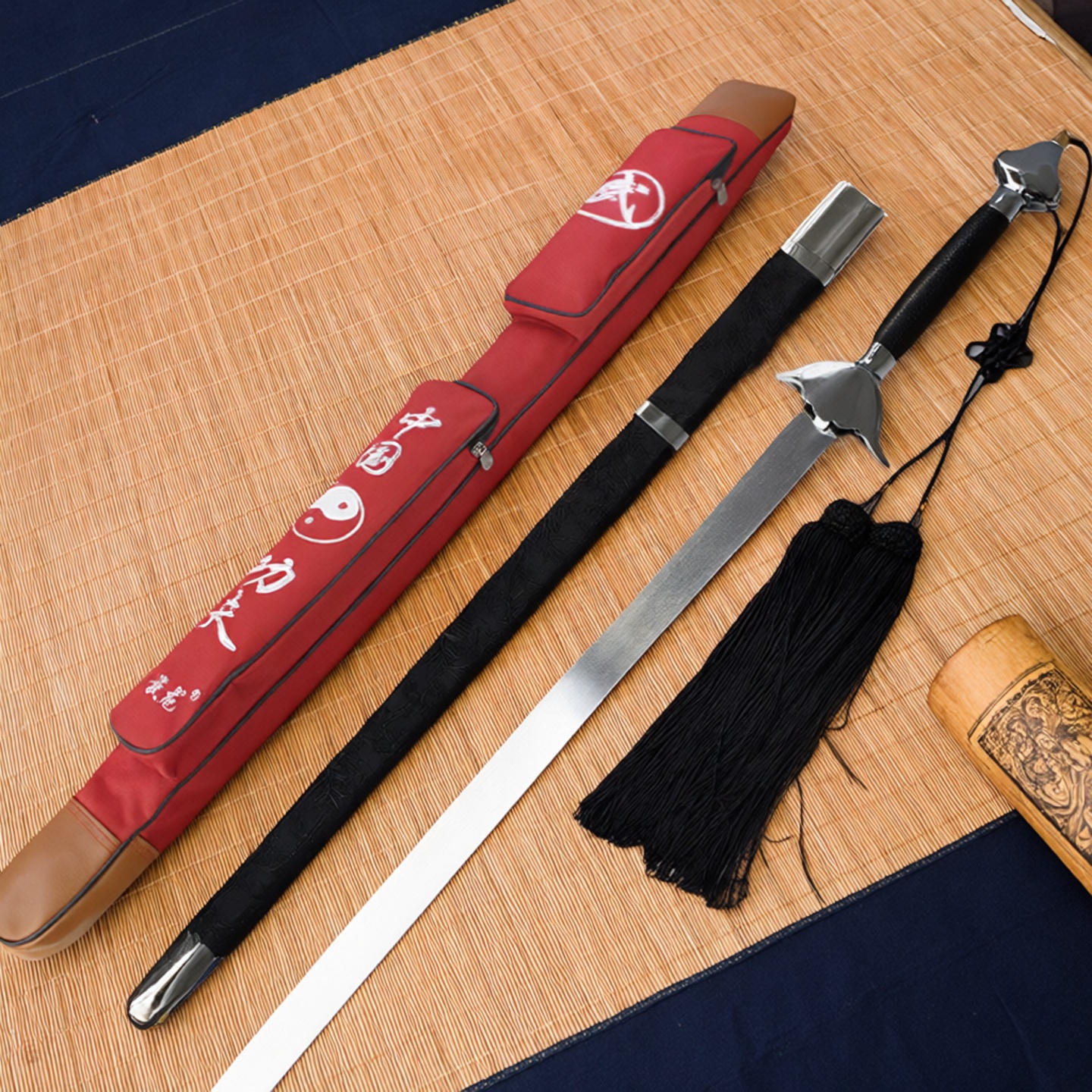 武术太极剑表演未开刃晨练