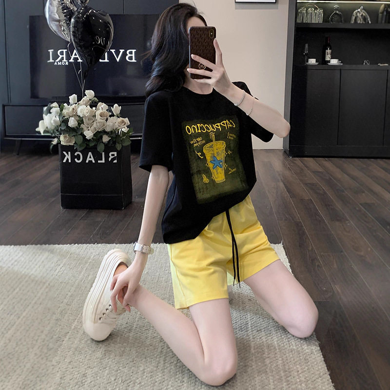 舒适慵懒风休闲运动套装女夏时尚减龄黑色短袖T恤黄色短裤两件套