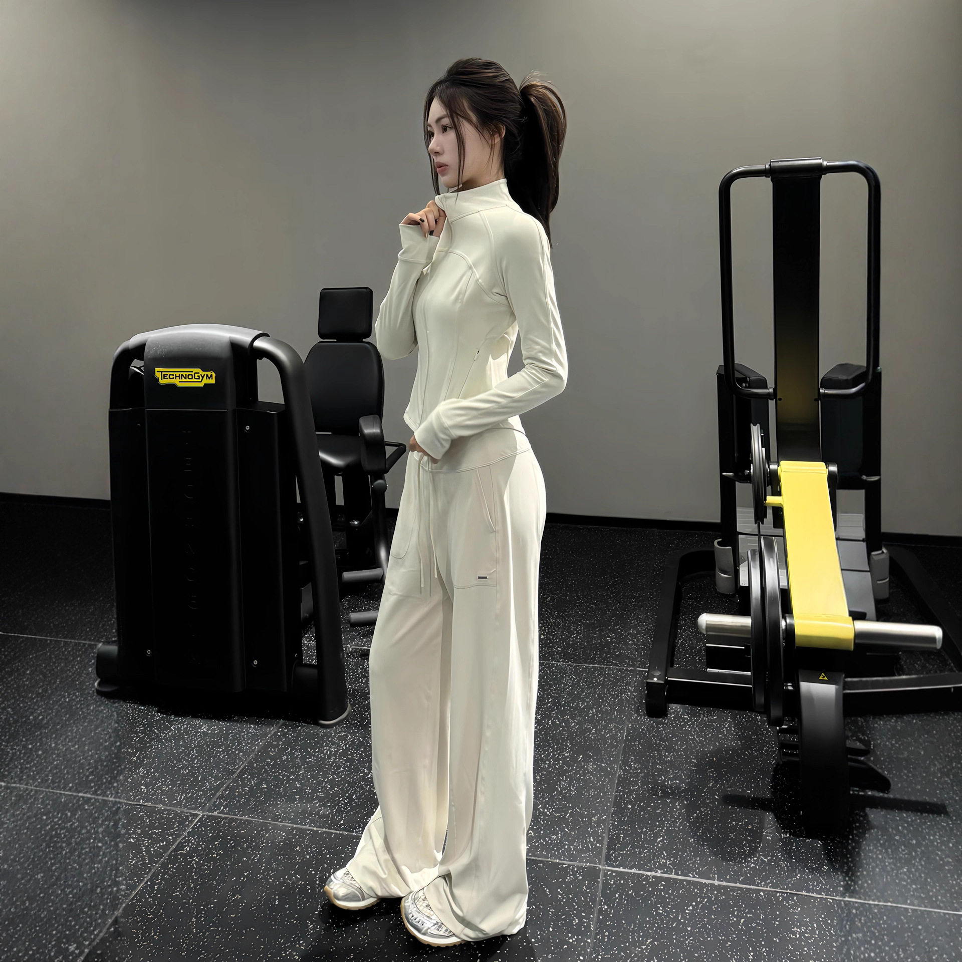 杏色巨好看的早秋套装时尚减龄显瘦鱼骨卫衣阔腿裤休闲运动两件套