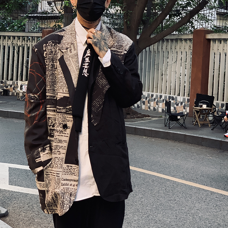 山本暗黑风报纸印花西装