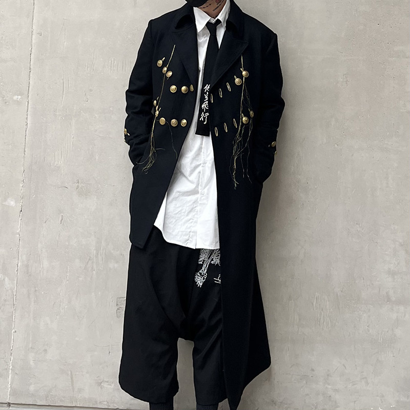 暗黑风不对称金扣西装