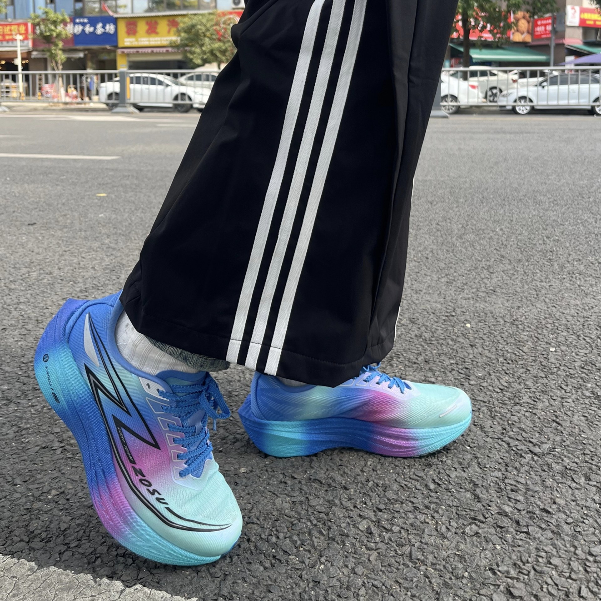 中速无垠1.0夏季缓震软底透气回弹碳板体考竞速跑步鞋运动鞋男女