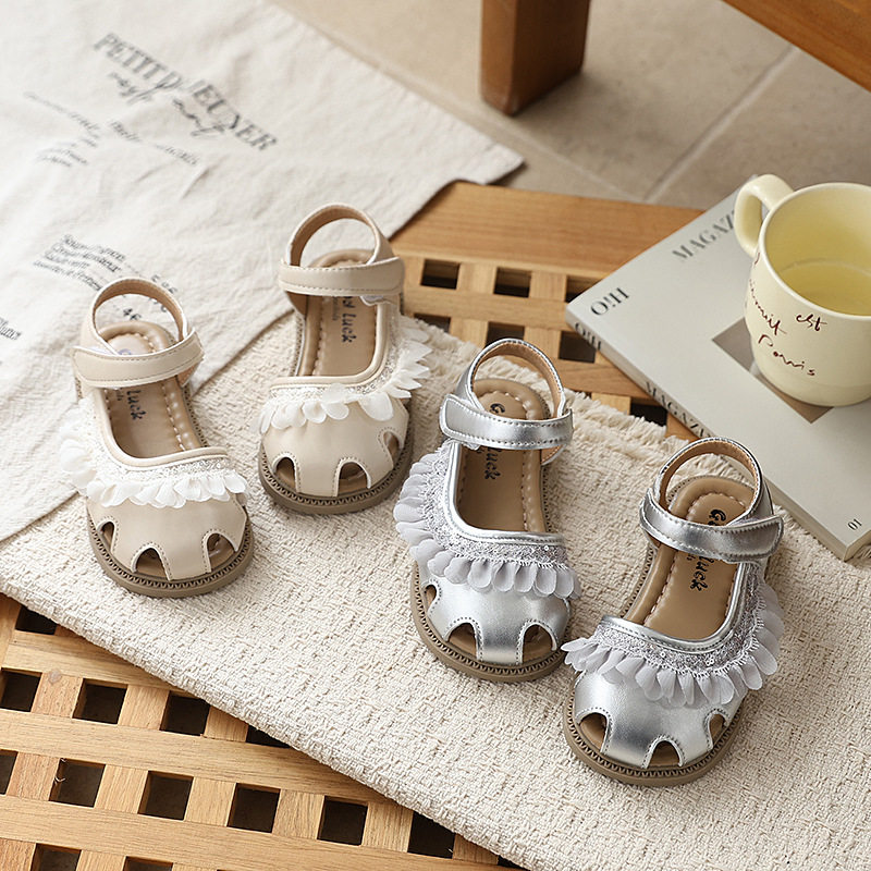 镂空包头凉鞋2026年夏季新款韩版女童亮片公主鞋软底沙滩鞋配裙子