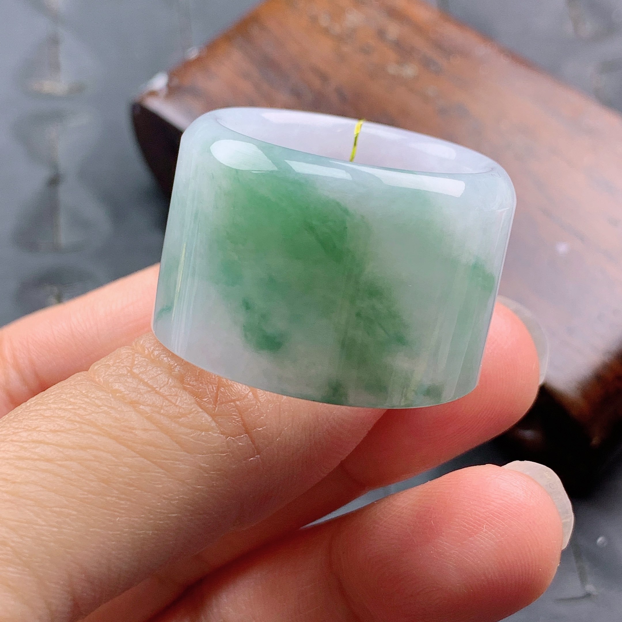 28-29号缅甸天然A货翡翠 T1043 内径22.5mm 淡春彩复古扳指