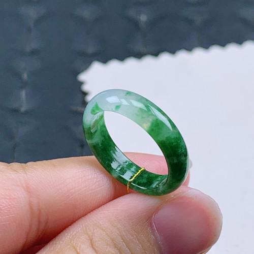 16号缅甸天然A货翡翠 T781  内径17.9/4.9/2.6mm 冰种辣绿戒指