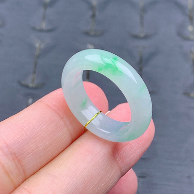 15号缅甸天然A货翡翠T469  内径17.6/6/3.8mm 飘阳绿戒指白底青