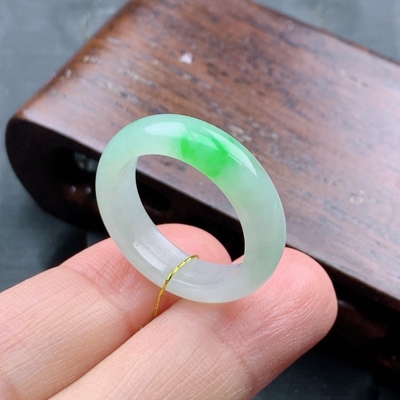 16号缅甸天然A货翡翠 T977 内径17.8/5.5/3.2mm 飘绿戒指白底青