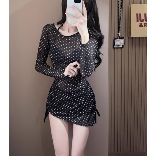 比基尼泳衣女黑色波点