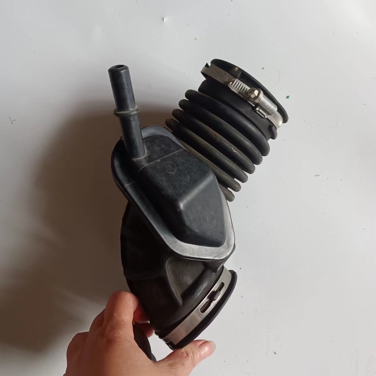 全新凯越空气滤清器出气管