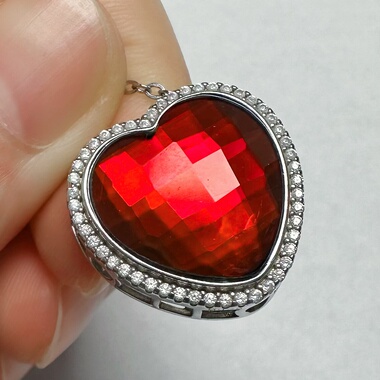 15mm水晶切割面红色斑彩石爱心魔盒托吊坠