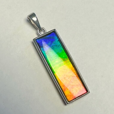 天然加拿大斑彩石七彩长条吊坠 水晶面覆膜