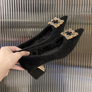 不累脚加绒高跟鞋女2026新款冬季尖头毛毛鞋气质黑色方扣粗跟单鞋