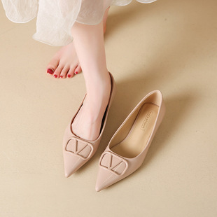 金属V扣漆皮单鞋女2026夏季新款裸色通勤百搭平底鞋尖头浅口女鞋