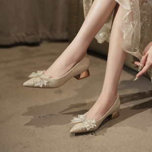 2026年水钻蝴蝶结尖头粗跟一脚蹬3CM闪片香槟色新娘鞋婚鞋单鞋女