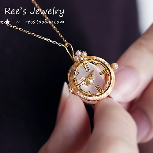 时钟母贝钻石18k金纪念吊坠