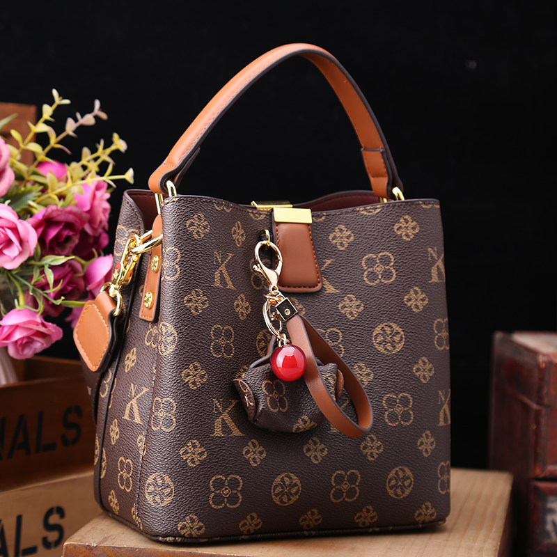 复古真皮水桶包女2025新款专柜正品女士手提包休闲百搭单肩斜挎包,箱包皮具/热销女包/男包,水桶包,淘宝优惠券,粉丝福利购,淘宝优惠卷