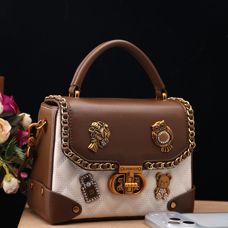 真皮小方包女2025新款菱格纹徽章装饰链条单肩斜挎包百搭,箱包皮具/热销女包/男包,小方包,淘宝优惠券,粉丝福利购,淘宝优惠卷