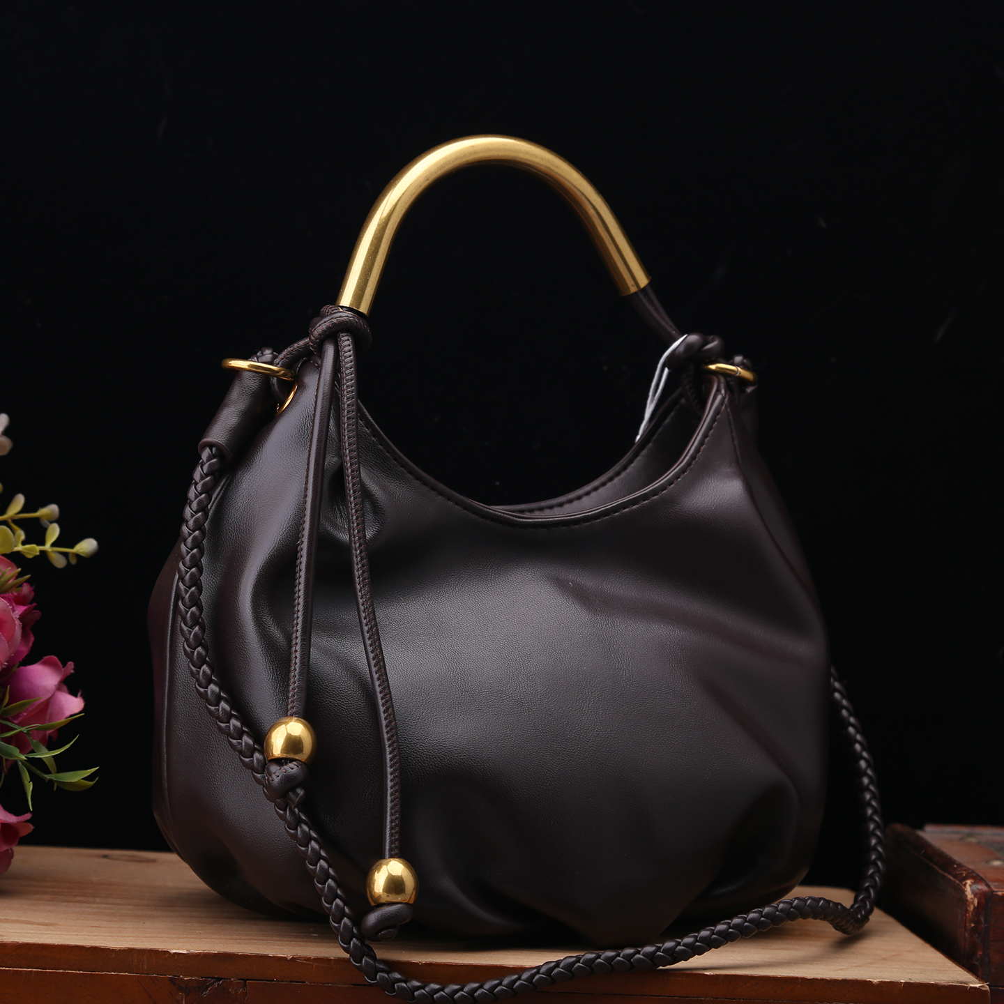 正品真皮女包2025新款小众轻奢黑色手提小包女金属手柄水桶软皮包
