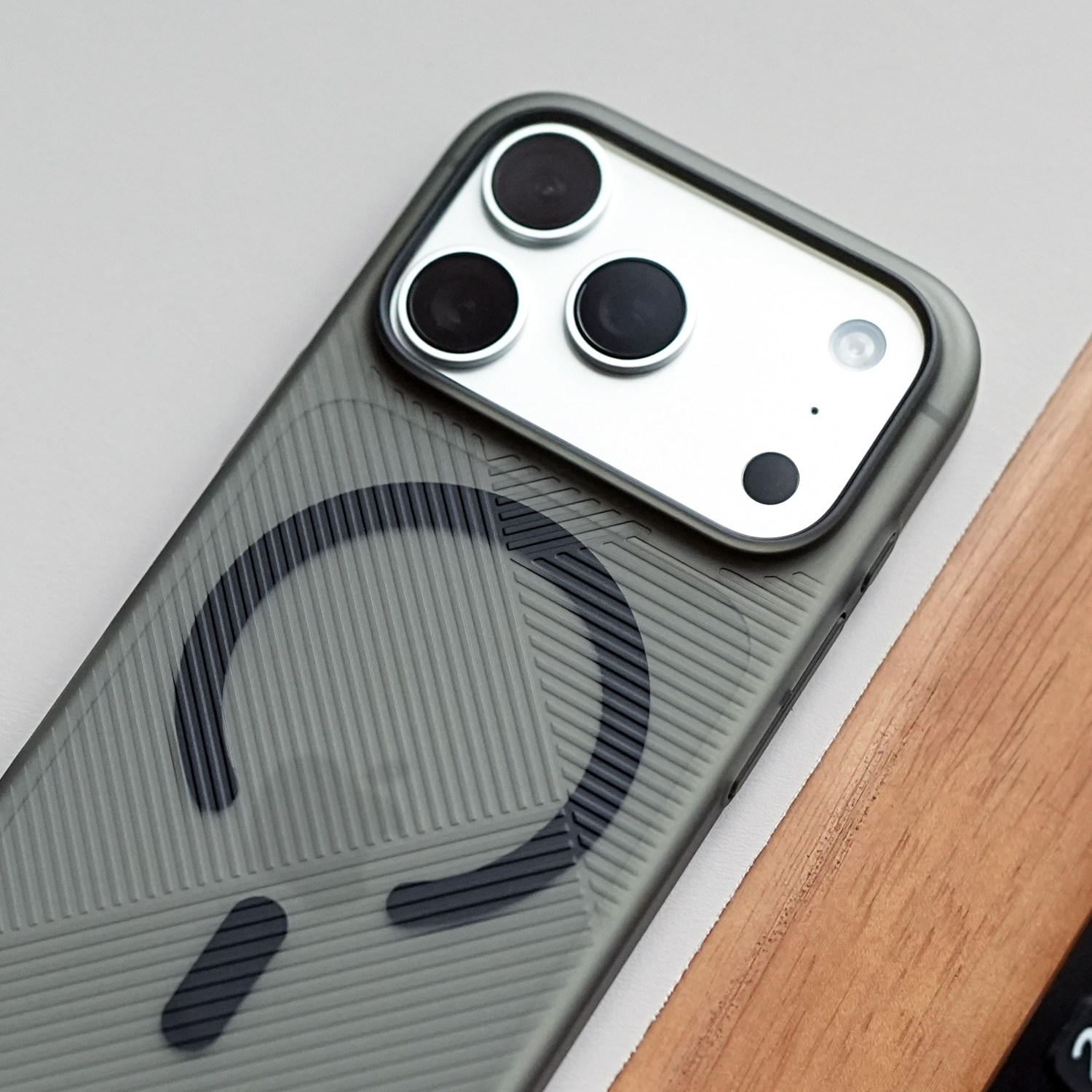 米斯登适用苹果iPhone17ProMax超薄几何纹理手机壳十七代magsafe磁吸保护套简约磨砂半透明裸感男女新款防滑s
