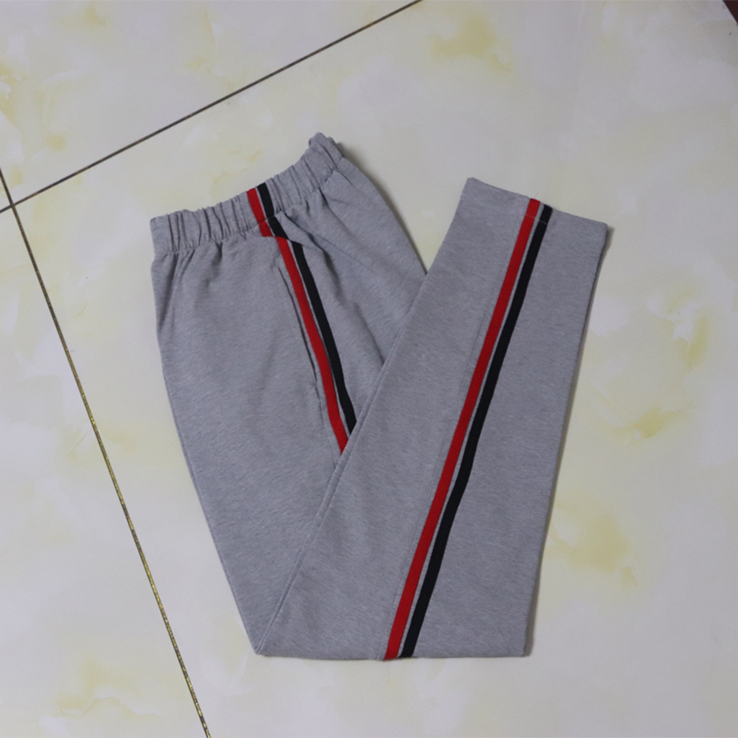 浅灰色拼前红后黑两道杠校服裤子