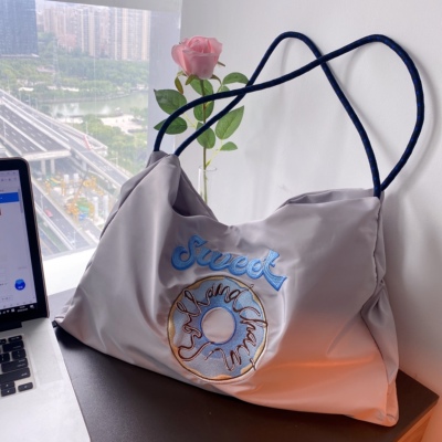 025年女新款刺绣卡通字母帆布包