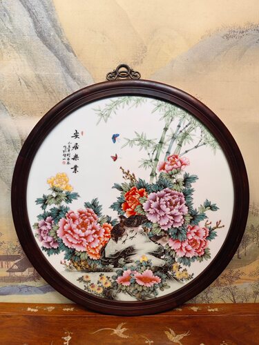 刘雨笒作品鸡翅木镶瓷板画粉彩花鸟安居乐业挂屏直径:66厘米