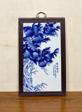 王步作品红木镶瓷板画青花花鸟蟠桃献寿挂屏纯手绘陶瓷画装饰画