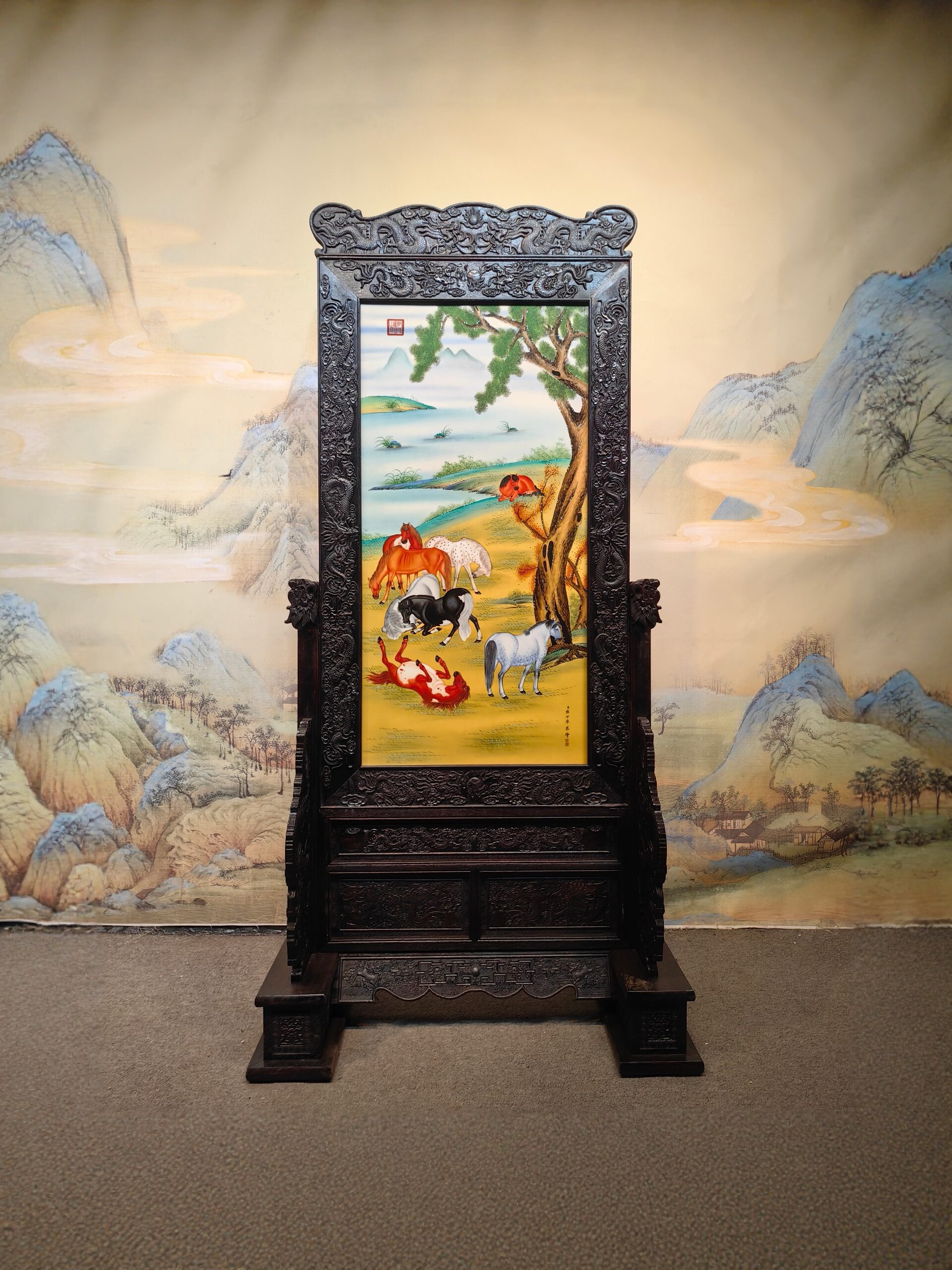 郎世宁作品红木雕龙纹饰镶瓷板画黄底粉彩动物八骏图屏风手绘插屏