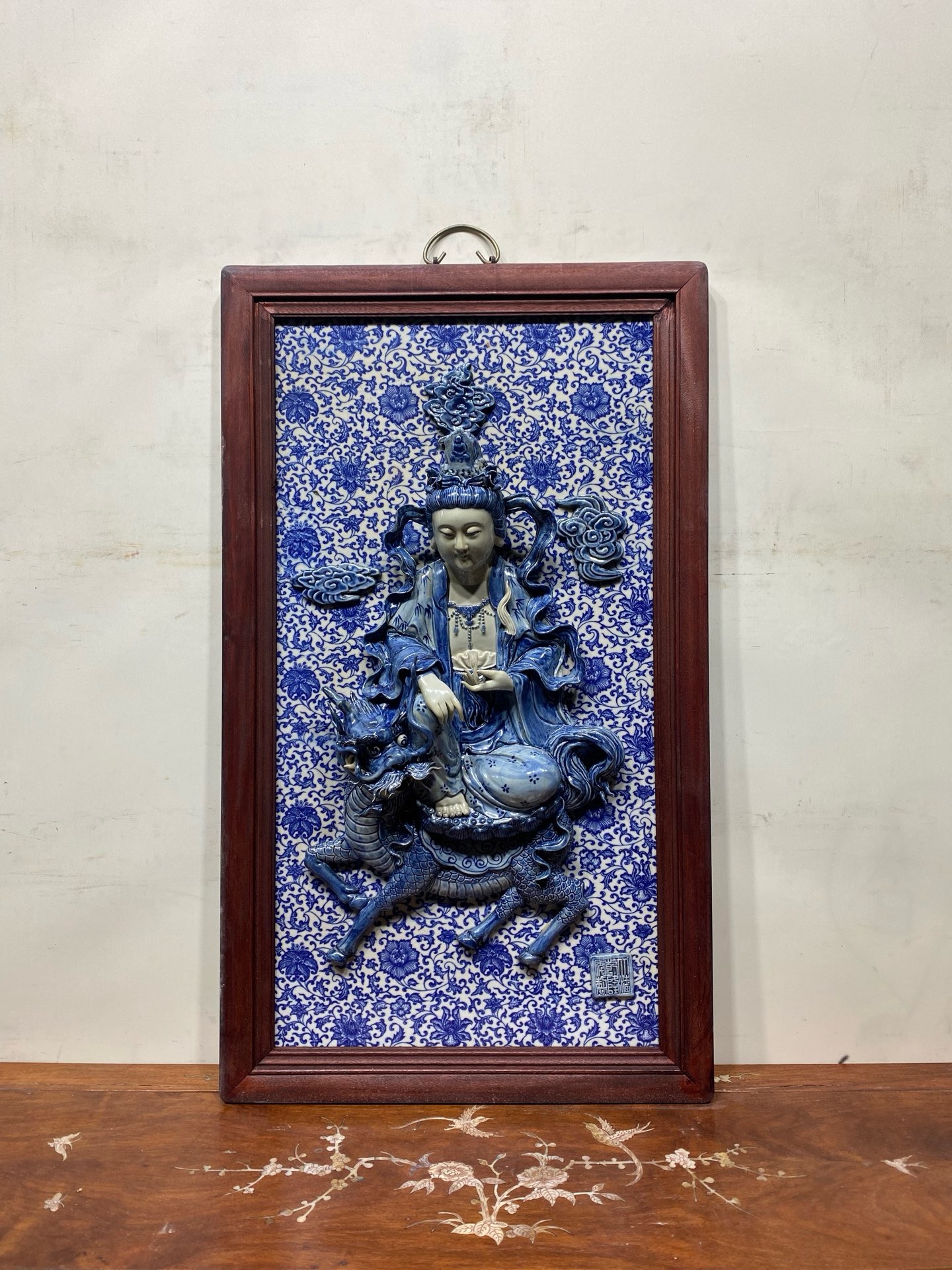 清乾隆红木镶瓷板画青花高浮雕人物麒麟观音菩萨挂屏手绘陶瓷画