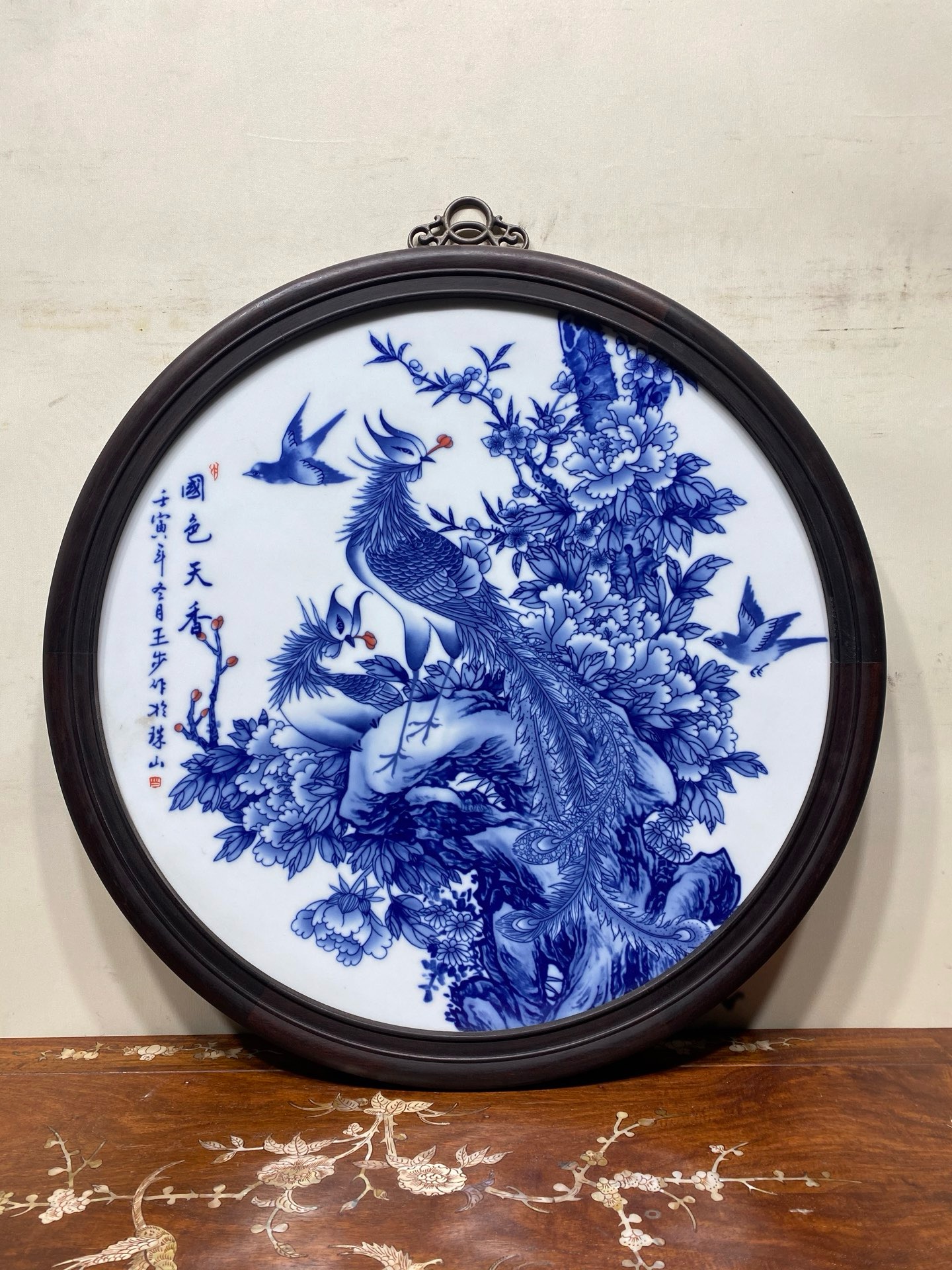 王步作品鸡翅木镶瓷板画青花花鸟国色天香挂屏名家手绘圆形陶瓷画
