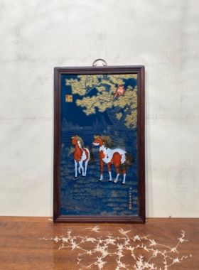 郎世宁作品红木彩绘镶瓷板画掐丝马上封侯挂屏手绘陶瓷装饰画