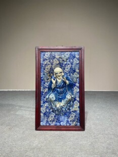 清乾隆红木镶瓷板画青花高浮雕人物罗汉图挂屏手绘陶瓷装 饰画