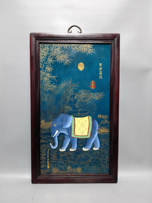 郎士宁作品红木镶瓷板画掐丝繁荣昌盛挂屏 高90厘米宽53厘米
